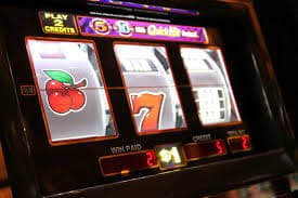 777bet cash প্ল্যাটফর্মের বাংলাদেশি খেলোয়াড়রা মোবাইলে গেম উপভোগ করছেন